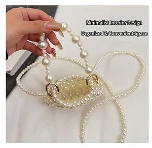 Détails de l'intérieur du mini sac en perles tissées avec perles ivoire et anneaux dorés
