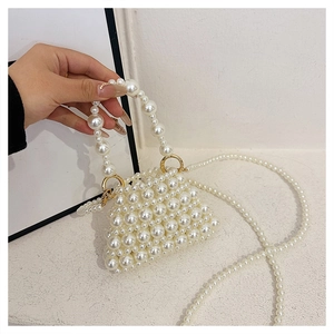 Détail du mini sac perlé fait main avec anneaux dorés et bandoulière en perles amovible