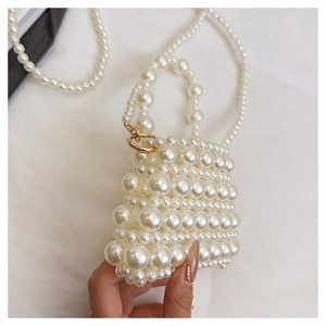 Détail du mini sac perlé avec fermoir anneau doré et bandoulière en perles fait main