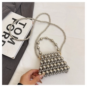 Détail du mini sac à perles argentées avec finition métallique et bandoulière