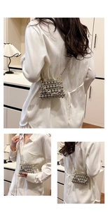 Détail d'un sac bandoulière fait main en perles argentées avec texture tissée métallique