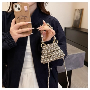 Détail d'un mini sac à main perlé argenté avec texture tissée métallique et bandoulière