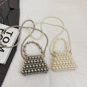 Mini sac à main tissé en perles avec bandoulière en chaîne coloris argent et crème