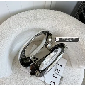 Capacité intérieure de la pochette de soirée argentée avec miroir pour téléphone et maquillage