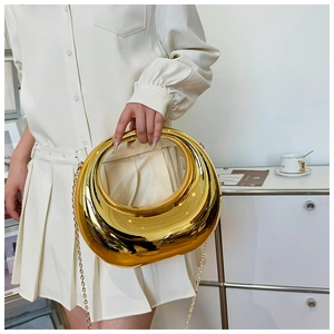 Gros plan sur le sac croissant doré effet miroir avec une fine bandoulière en chaîne
