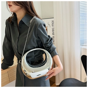 Vue détaillée du sac à main argenté futuriste avec finition métallique et bandoulière chaîne