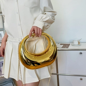 Sac bandoulière demi-lune en métal doré brillant avec bandoulière chaîne