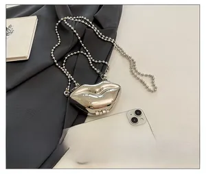 Detailed comparison of the silver mirror lip-shaped mini chain bag with a smartphone