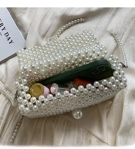 Vue intérieure du sac tressé en perles montrant l'espace pour téléphone et maquillage