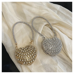 Détail de sacs de soirée de luxe en forme de cœur avec strass scintillants en or et en argent