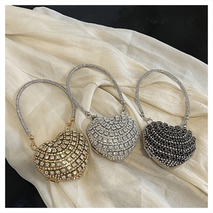 Trois sacs de soirée en forme de cœur avec strass en finitions or, argent et noir