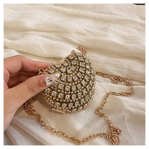 Détail du sac de soirée en forme de cœur avec strass et chaîne dorée élégante