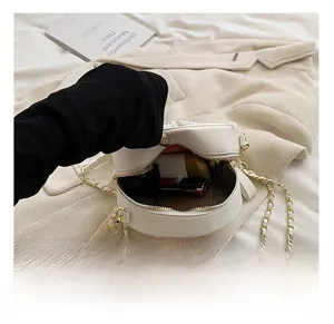 Vue intérieure d'un sac rond blanc montrant la capacité pour rouge à lèvres et maquillage