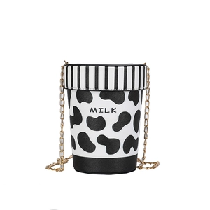 Einzigartige Bucket-Bag im Kuhmuster und Milchbecher-Design mit goldener Kette