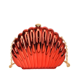 Borsa a conchiglia rosso metallizzato con catena dorata per eventi eleganti