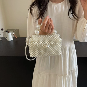 Sac à main blanc perlé avec grandes poignées et chaîne pour un style de plage élégant