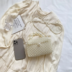 Sac bandoulière artisanal en perles crème avec poignée élégante pour plage et mode