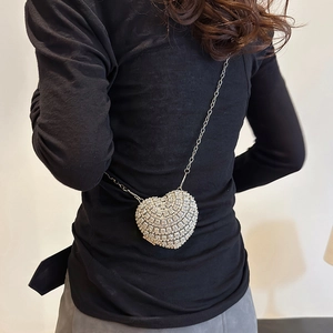 Sac de soirée étincelant en forme de cœur avec strass argentés et bandoulière
