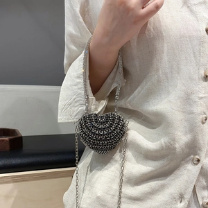 Sac de soirée élégant en forme de cœur avec strass noirs et chaîne argentée