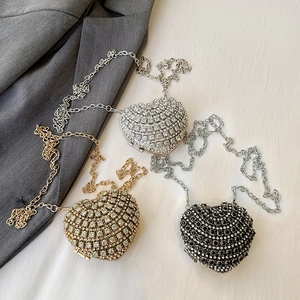 Trois sacs de soirée en forme de cœur avec strass dorés, argentés, noirs et chaînes