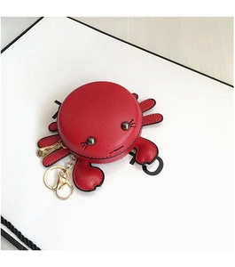 Détail du porte-monnaie crabe rouge en cuir grainé avec mousqueton métallique doré chic