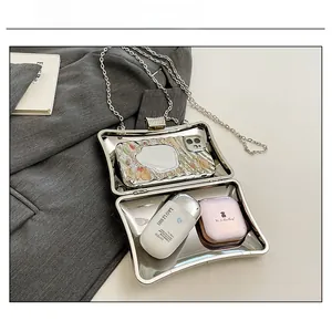 Silberne rechteckige Hartschalen-Ketten-Tasche mit Innenkapazität für Handy und Make-up