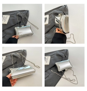 Detailansicht der silbernen Spiegel-Abendtasche mit Hochglanz-Finish und Kette