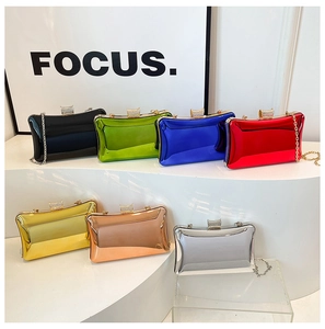 Detailansicht der Acryl-Box-Clutches mit Kristallschloss und Metallkette in sieben Farben