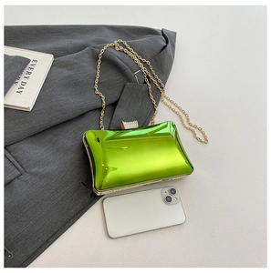 Neon grüne metallische Acryl Box Tasche mit goldener Kette und Strass Verschluss Detail