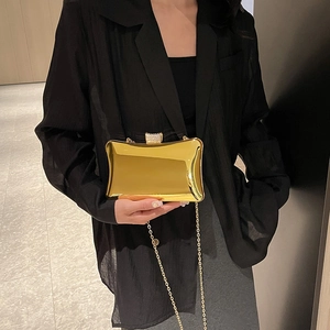 Goldene Spiegel-Abendtasche in Rechteckform mit Kristallverschluss und Kettenriemen