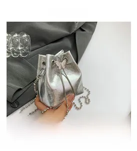 Detail der silbernen Beuteltasche mit Schleifenschnalle Perlenanhänger und Perlenkette