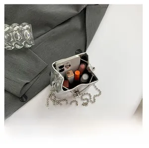 Innenansicht der silbernen Mini-Beuteltasche mit Platz für Handy und Lippenstift