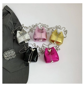 Mini-Beuteltaschen in Metallic-Optik mit Schmetterlings-Anhängern und Perlen-Details
