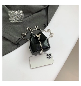 Mini-Eimerbeutel in Schwarz mit silberner Kette und Schmetterlingsperlen-Anhänger