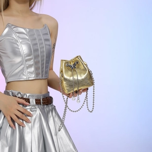 Metallische goldene Mini-Beuteltasche mit silbernem Schmetterling und Perlenakzent