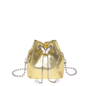 Goldene Beuteltasche aus Metallic-Leder mit Schmetterlings-Kordelzug auf weißem Grund