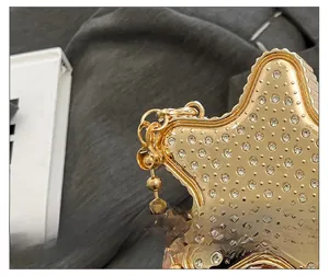 Détail macro du sac de soirée en forme d'étoile avec strass et chaîne à billes dorée