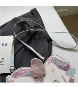 Dettaglio della tracolla argento regolabile di una borsa a tracolla unicorno