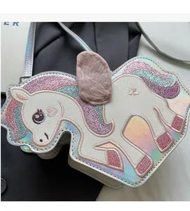 Dettaglio borsa a tracolla unicorno arcobaleno con ricami di paillettes e ali