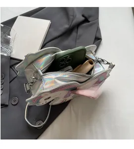 Vista interna che mostra la capienza di una borsa a tracolla olografica con unicorno