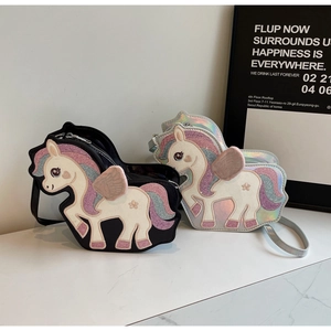 Dettaglio della borsa a unicorno con paillettes colorate e ali ricamate in 3D