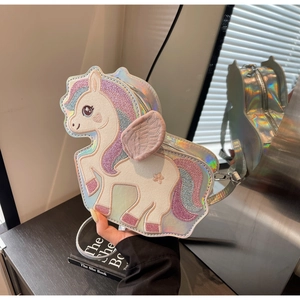 Dettaglio della borsa a tracolla olografica a unicorno con glitter e ali di peluche