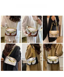 Sac bandoulière hibou tendance porté par des modèles en noir, blanc et café