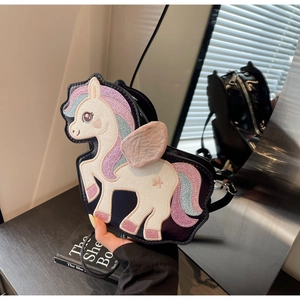 Dettaglio borsa a tracolla unicorno con ricamo glitter e ala in peluche 3D morbida