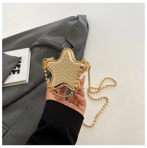 Détail du mini sac en forme d'étoile dorée orné de strass brillants avec bandoulière chaîne