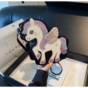 Borsa a tracolla unicorno con paillettes e ali in una confezione regalo nera