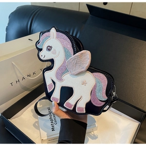 Dettaglio della borsa a tracolla unicorno con ali rosa 3D e ricami floreali fini