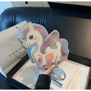 Dettaglio macro della borsa a tracolla unicorno con pelle laser e criniera di paillettes