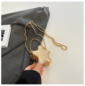 Vue détaillée du sac de soirée en forme d'étoile dorée avec des strass étincelants