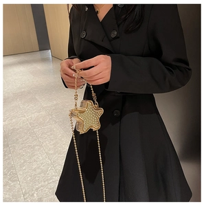 Détail du sac de soirée en forme d'étoile avec strass étincelants et chaîne dorée